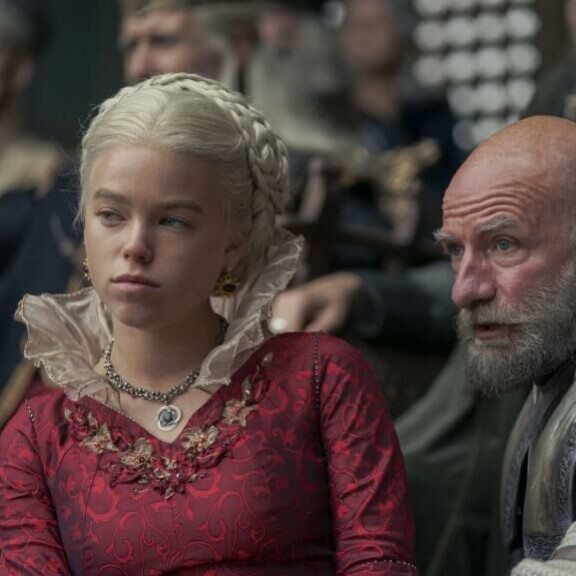 Sarja-arvio: House of the Dragonin avausjaksossa pohjustetaan jotain suurta – vaan tuleeko tarina koskaan yltämään Game of Thronesin tasolle? House of the Dragon