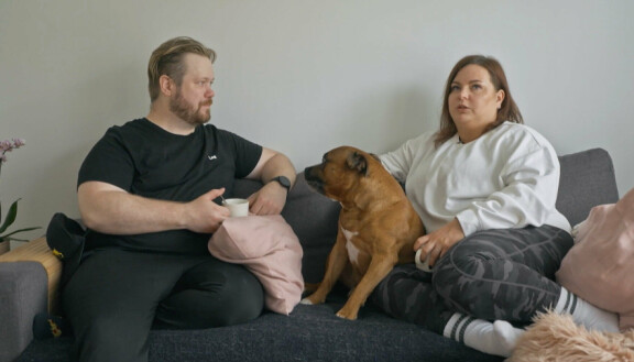 Rauhallinen Janne ja aktiivinen Katri ovat varsin eritahtisia. Ensitreffit alttarilla Janne ja Katri