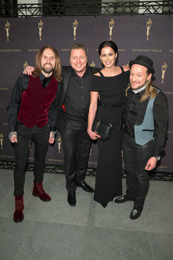 Jenni Dahlman kuvassa Duudsonien kanssa vuonna 2016. Duudsonit