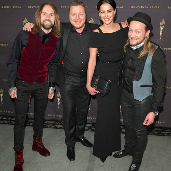 Jenni Dahlman kuvassa Duudsonien kanssa vuonna 2016. Duudsonit