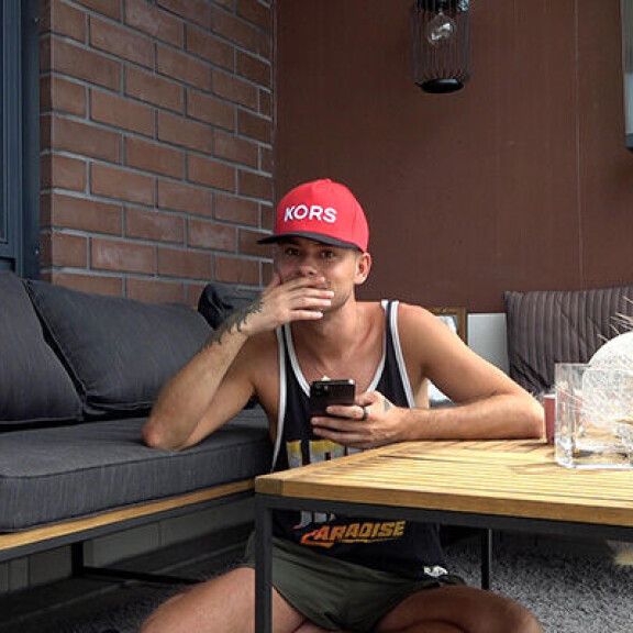 Sometähtien sinkkuelämää: Niko Saarinen ostaa kiviä saadakseen rakkautta – ”Nää pitää ladata” Niko Saarinen