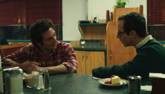 Jeremy Allen White ja Jeremy Strong elokuvassa Springsteen: Deliver Me from Nowhere.