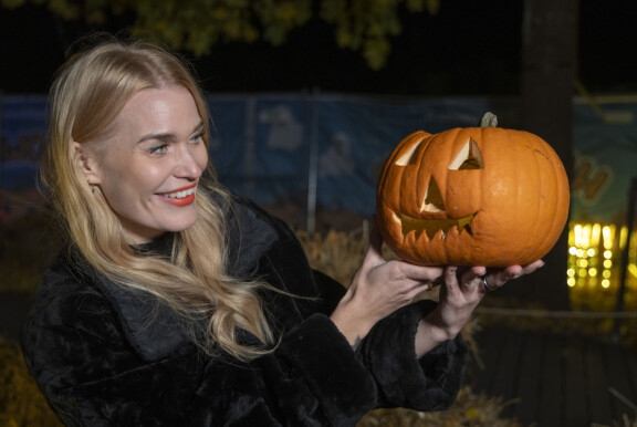 Iida teki eräänä halloweenina kanoilleen kurpitsan, johon kaiversi hurjien kasvojen alun. – Idea oli, että kanat olisivat kaivertaneet sen loppuun. Se ei kuitenkaan mennyt kuin somessa, vaan ne söivät koko kurpitsan.
