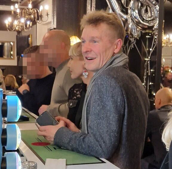 Toni pyörähti seurapiiritapahtumassa Nonna-nimisen seuralaisensa kanssa. Janetille Tonin käytös tuli yllätyksenä.