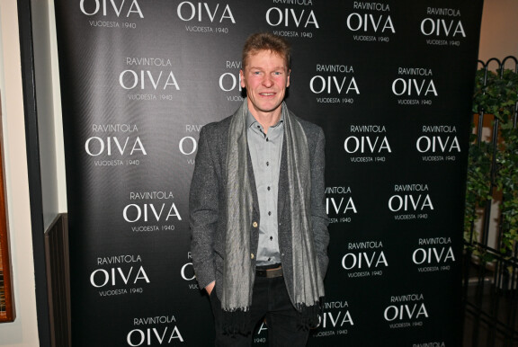 Toni saapui ravintolan kutsuvierasiltaan hyväntuulisena, mutta ilman Janet-rakasta.