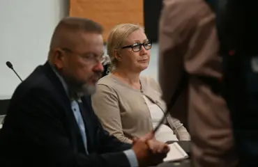 Anneli Auerin lasten sijaisäidin käytös hämmensi oikeudessa – tuomari joutui jyrähtämään