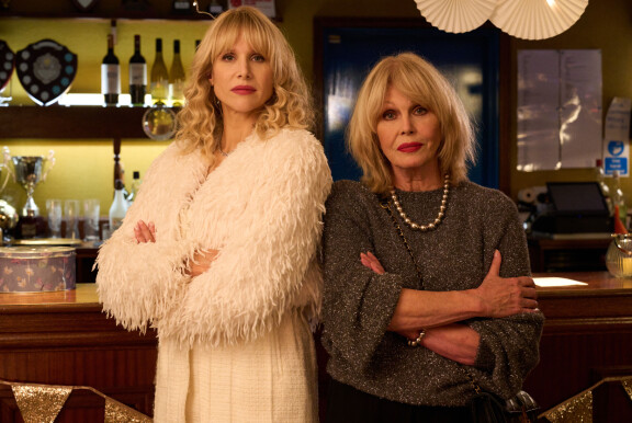 Amandaland-tähdet Lucy Punch ja Joanna Lumley näyttävät tyttäreltä ja äidiltä oikeastikin. Lucy Punch, Joanna Lumley. (Amandaland, Britannia, 2025.)