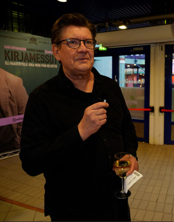 Santeri on edelleen komea ja karismaattinen ilmestys.