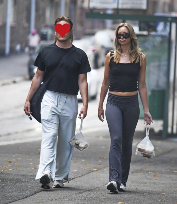 Sabina ja valokuvaajarakas kävelivät paparazzin kameran ohi toukokuussa 2024, noutoruoat hyppysissään.