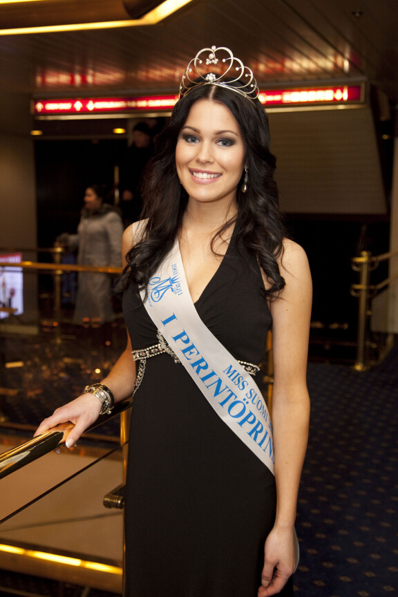 Sara asteli julkisuuteen vuonna 2011 voitettuaan Miss Suomi -finaalissa ensimmäisen perintöprinsessan tiaran. Myöhemmin hänen hiuksilleen laskettiin myös samaisen vuoden Miss Suomen kruunu, tämän jättäydyttyä pestistä pois.