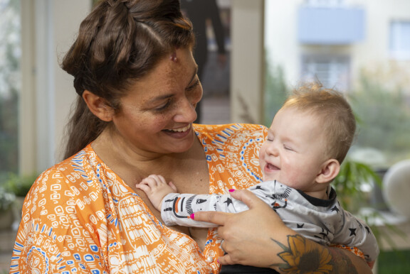 Ossian yllätti Jasminin eräänä päivänä pyörimällä olohuoneesta makuuhuoneeseen, jossa Jasmin viikkaili vaatteita. - Marko seurasi pojan reittiä siirtelemällä esteitä reitin varrelta.