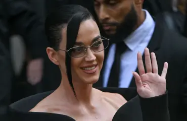 Laulajakaunotar ja ex-pääministeri avoimesti yhdessä strippiklubilla! Tuoreet kuvat