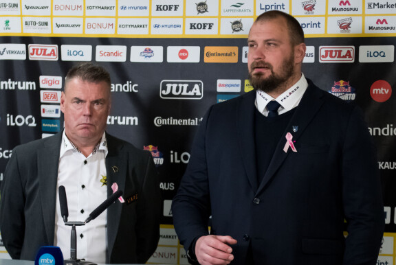 Jukureiden päävalmentaja, lähes kaksimetrinen Jonne Virtanen on näyttävä ilmestys. Vieressä toinen sensaatiovalmentaja, SaiPan Raimo Helminen.