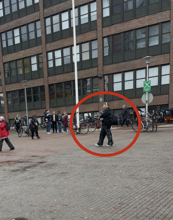 Vesta tallusteli tupakka suussaan kirjamessukansan keskellä.