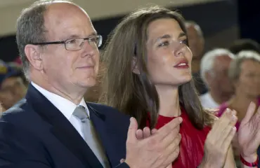 Monacon ruhtinashuone: Avioero taputeltu – äiti seisoo tyttärensä tukena