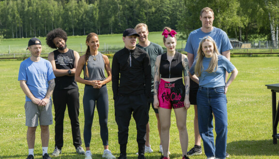 Kilpailijat juoksivat jaksossa koiraa karkuun suojavarusteet yllään.