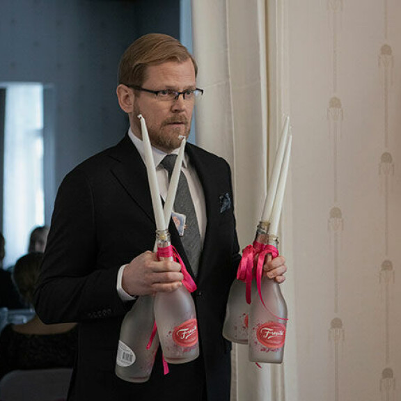 Antti Luusuaniemi nähdään elokuvassa erikoisena hautausurakoitsijana. T