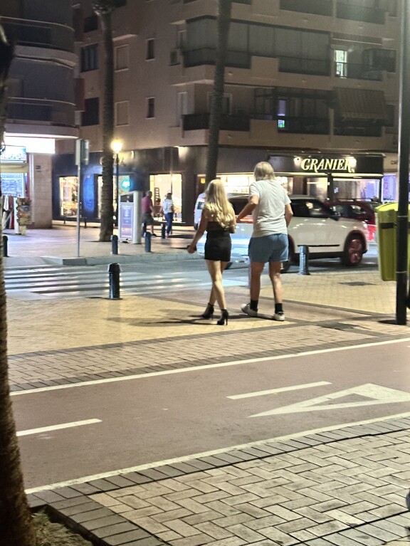 Seiskan lukija bongasi Dannyn ja Helmen Espanjan Aurinkorannikolta.