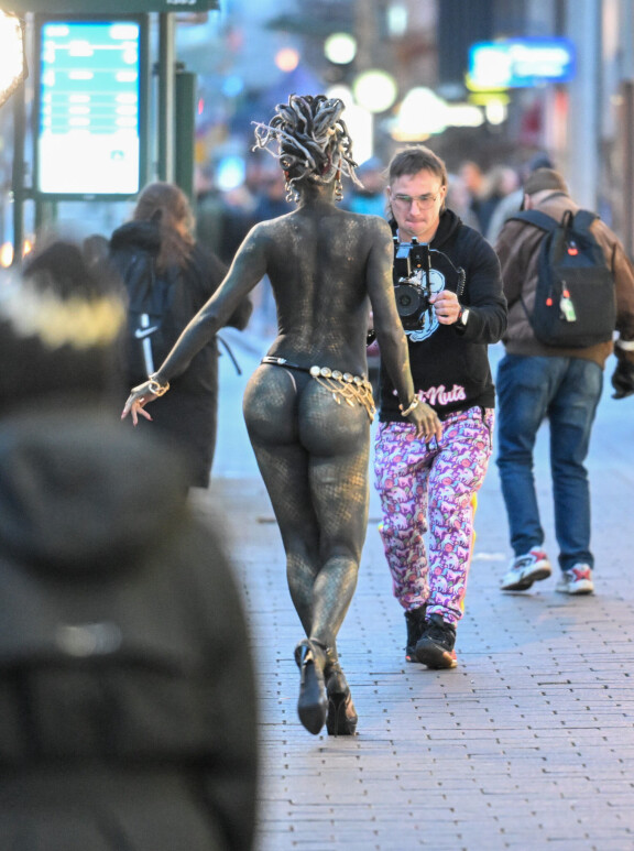 Diosa Saran mukana performanssia ikuistamassa oli maineikas kuvaaja Petri Mast.