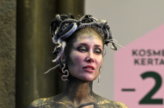 Diosa oli kuin ilmetty Medusa sillä erotuksella, että hänen katseensa ei kivetä kohdetta.