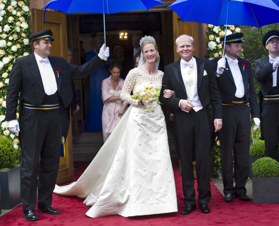 Tanskalaisprinsessa nai puolisonsa Saksassa. Syynä on isän puolen saksalaiset sukujuuret. Siviilivihkiminen tapahtui Tanskassa kesällä 2010, kirkollinen vihkiminen Berleburgin protestanttisessa katedraalissa vuotta myöhemmin. Tämä kuva on jälkimmäisestä. Parin eron syytä ei edelleenkään tiedetä. Tiedetään vain hyvistä väleistä, ja että he olivat asumuserossa jo ennen erouutistaan.