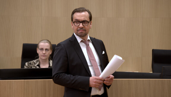 Janus esittää tiukkaa lakimiestä. Salatut elämät Janus Hanski