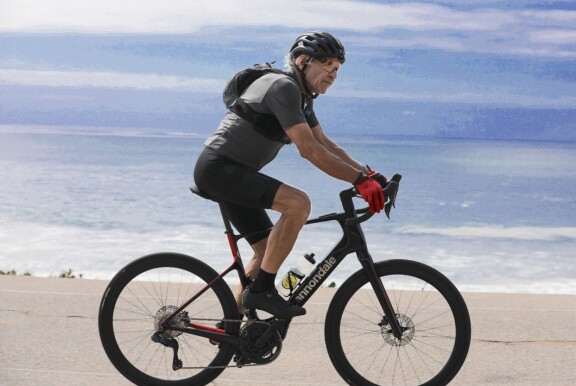 Siellä viiletti Indy rantaviivaa pitkin.