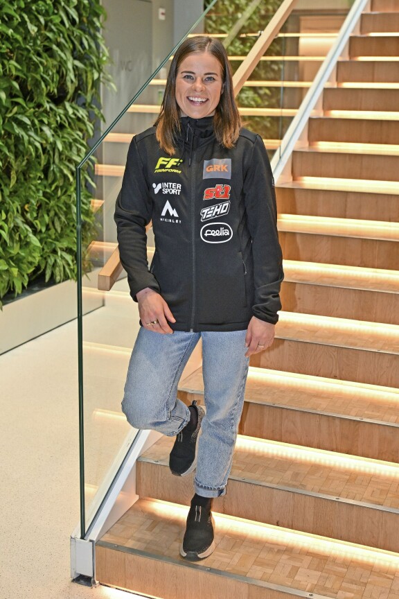 Krista Pärmäkoski kertoi Seiskalle mieskriteerejään Hiihtoliiton tilaisuudessa Helsingissä.