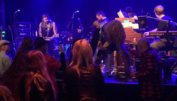 Lukija kertoo, että yhdessä kohtaa keikkaa Archie soitti selvästi erikseen soolon Iidalle.