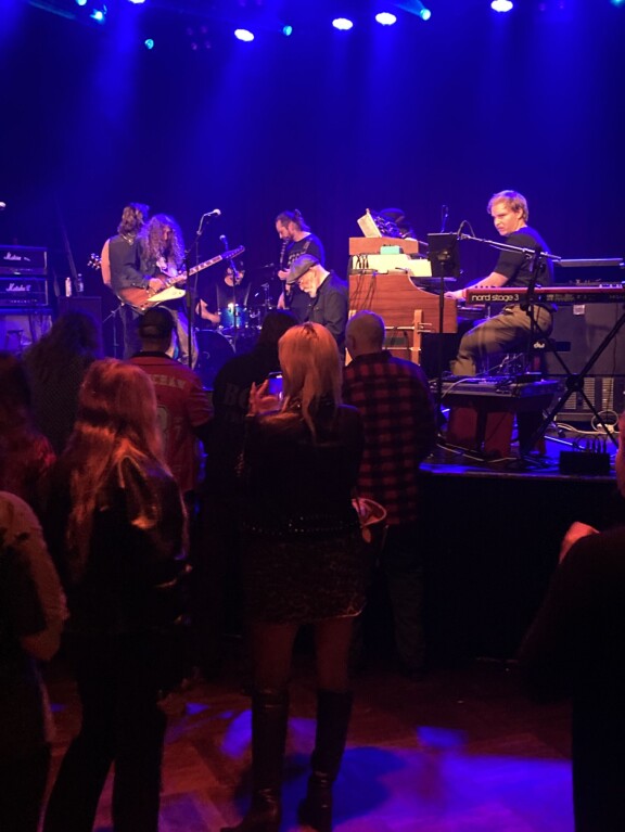 Iida kuvasi rakkaansa esiintymistä. Kuvassa Archie vasemmalla illan juhlakalun eli Mika Järvisen takana.