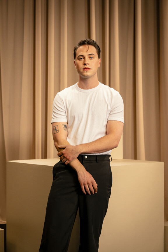 Johannes Brotherus jättää väliin kaikki Vain elämää -kunniavierasjaksot. Johannes Brotherus Vain elämää -kuvauksissa.