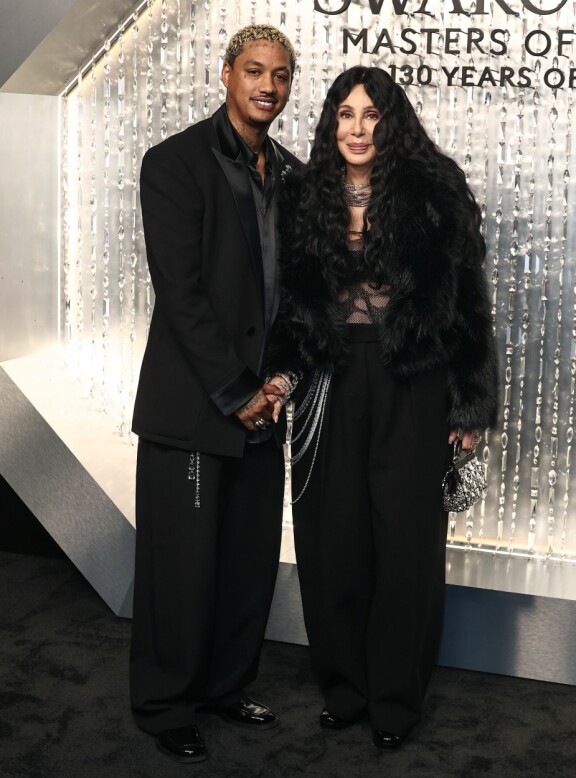 Cher ja AE näyttivät todella tyylikkäiltä mustissa asuissaan.