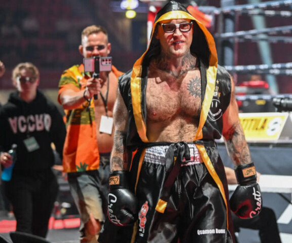 Testotimo otteli voitokkaasti kuukausi sitten kohutussa F2F-tapahtumassa. Hänen tukijoukoissaan oli takana striimiä kuvaava Aleksi Nurminen.