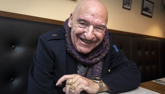 Remu Aaltonen huvittaa Vain elämää -artisteja mehevillä jutuillaan.