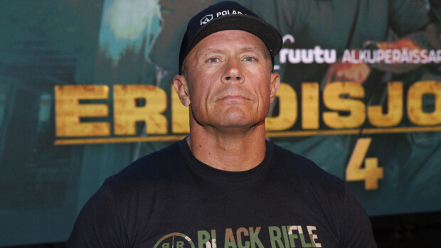 Tv-kaunottaren kanssa viihtyvä Erikoisjoukot-tähti Jan Knutti yllättävässä yhteiskuvassa vaimonsa kanssa