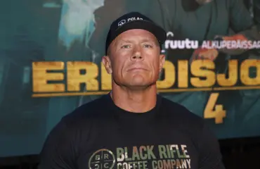 Tv-kaunottaren kanssa viihtyvä Erikoisjoukot-tähti Jan Knutti yllättävässä yhteiskuvassa vaimonsa kanssa