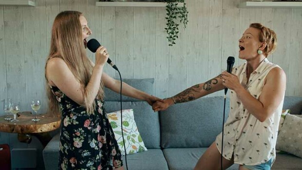 Elokuva-arvostelu: Karaokeparatiisi vie koskettavalle matkalle tuhansien laulujen maahan Karaokeparatiisi Laura