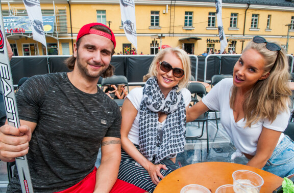 Nikita oli aikanaan tuttu näky erilaisissa julkkistilaisuuksissa. Kuvassa Nikita, Kia Lehmuskoski ja Sabina Särkkä vuonna 2015 tossulätkätapahtumassa Kampin Narinkkatorilla.