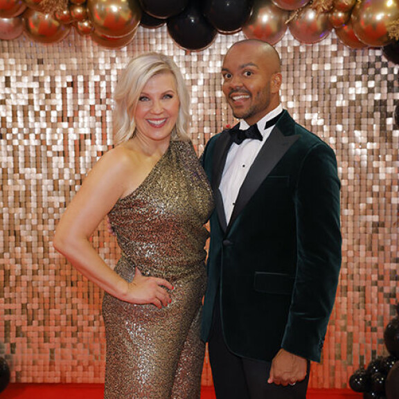 Vappu Pimiä ja Ernest Lawson juontavat elokuun lopussa alkavaa Tanssii tähtien kanssa -kautta. Vappu ja Erkku