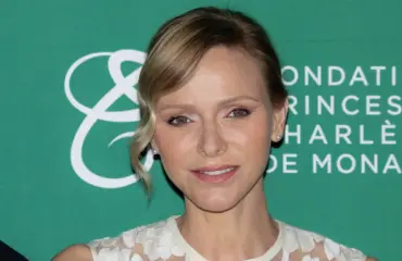 Ruhtinatar Charlene pelmahti kameroiden eteen yllättävän seuralaisen kanssa – kuvat!