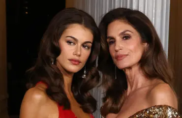 Kun kaksi marjaa: Cindy Crawford ja Kaia-tytär gaalassa – kuvat vartaloa halaavista iltapuvuista