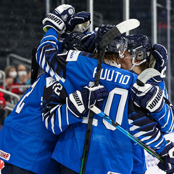 Nuoret Leijonat ovat jälleen mitalijahdissa. Viime talvena kesken jääneet kisat aloitetaan alusta. Sisäkuva
