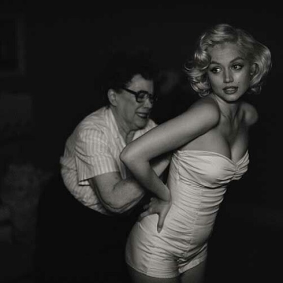 Vaaleaverikön lumous ei haihdu – Netflixin Blondi-elokuva herättää Marilyn Monroen jälleen eloon Blondi Ana de Armas