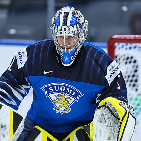 Leevi Meriläinen torjuu Nuorten Leijonien maalilla. Sisäkuva