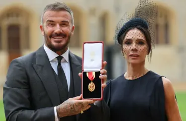 David Beckham sai himoitsemansa ritarinarvon, mutta perheriita repi juhlallisuuksia – video