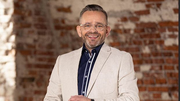 Uusi Ensitreffit alttarilla -asiantuntija Tapani Alanen on ollut kumppaninsa kanssa yhdessä 25 vuotta: 'Ei tarvitse olla isoa kynnystä hakea apua parisuhteeseen' T