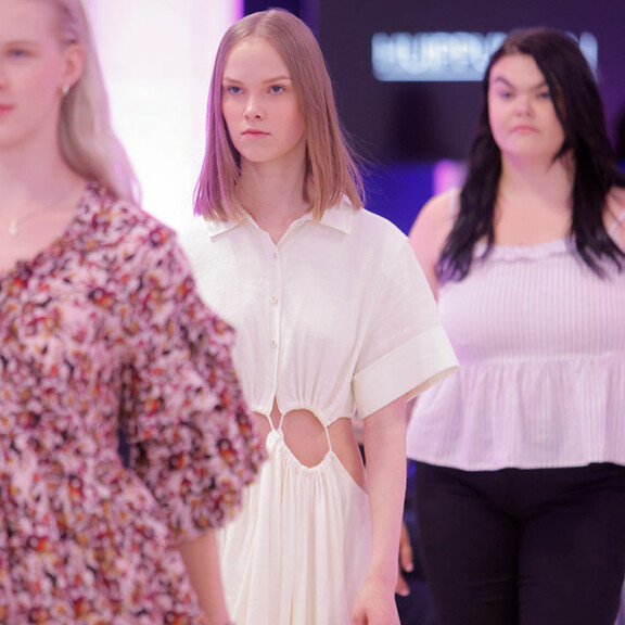 Sirkka (kesk.) haaveilee mallinurasta ulkomailla. S