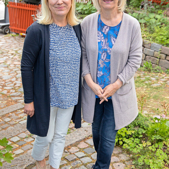 Tiina (vas.) ja Sinikka Nopola tekivät paljon töitä yhdessä. Sinikka Nopola menehtyi tammikuussa 2021 vaikeaan sairauteen 67-vuotiaana. nopolat