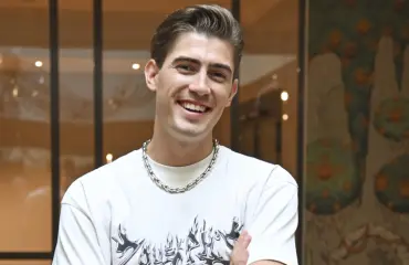 Aika ökyä! Robin ja kaunotar yllättivät lentomatkustajat luksusloungessa – salakuva!