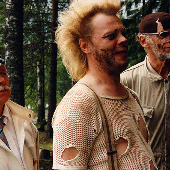 Vesa-Matti Loiri (keskellä) näytteli 18-vuotiasta Uunoa 45-vuotiaana elokuvassa Uunon huikeat poikamiesvuodet maaseudulla (1990). Sisäkuva